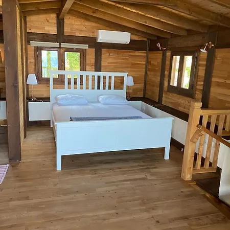 Cedar 1-bed House With Stunning Views بيت للعطل
